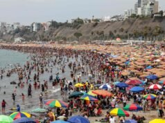 Uma das praias icônicas de Lima, no Peru, fecha devido à poluição