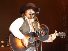 O cantor country Gavin Adcock apoia o show alternativo do intervalo do Turning Point USA