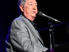 Neil Sedaka, cantor cujos sucessos incluem “Laughter in the Rain”, morreu aos 86 anos