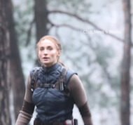 Sophie Turner se transforma em Lara Croft enquanto filma cenas de ação ousadas para reinicialização da TV