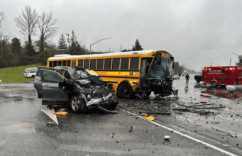 Ônibus escolar e SUV colidem em Salem, 2 feridos