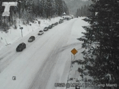 O congestionamento de neve na US 26 no sentido leste cria dores de cabeça para os passageiros de Mount Hood
