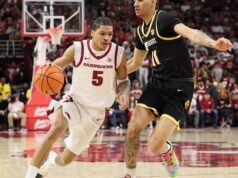 Problemas graves se aproximam para os Tigers enquanto eles caem para o top 20 do Arkansas por 94-86