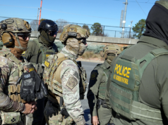 Os agentes de imigração não estarão nos locais de votação durante o período intermediário, disse um funcionário do DHS