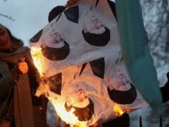 Em meio a tensões, os protestos iranianos reacenderam nas universidades de Teerã e Mashhad