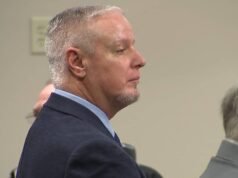 Tiroteio em escola: pai do adolescente que matou quatro pessoas é julgado por homicídio e homicídio culposo