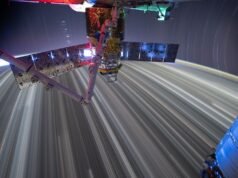 Fotos de trilhas de estrelas e luzes da cidade em 25 de fevereiro de 2026