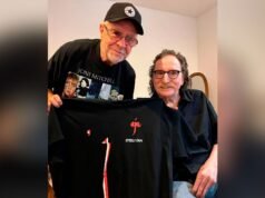 Leon Gieco visita Charlie Garcia e mostra o presente que ele trouxe: “Total Coincidência e Sincronicidade”