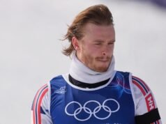 Esquiador norueguês atira bastões depois de perder ouro olímpico no slalom em nevasca