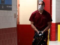 Mack Hollins chama a atenção na chegada do Super Bowl com os pés descalços e algemados