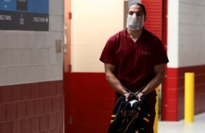 Mack Hollins chama a atenção na chegada do Super Bowl com os pés descalços e algemados