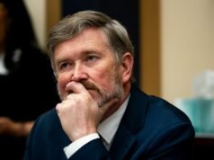 Massie: Os OVNIs de Trump são “a arma definitiva de distração em massa”, diz o arquivo de Epstein.