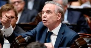 Pichetto apoia a redução da idade de condenação, mas alerta que “os recursos atribuídos são muito poucos”.