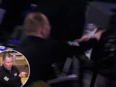 O técnico do Miami (Ohio), Travis Steele, joga o alto-falante no chão com muita raiva antes de salvar a temporada perfeita