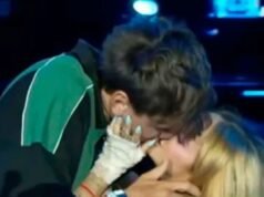 Um beijo carinhoso entre Angela Torres e Marcos Giles em show em Neuquen