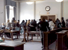 Uma briga no tribunal eclodiu após a sentença pela morte a tiros de um adolescente de Ohio