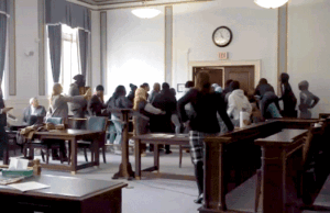 Uma briga no tribunal eclodiu após a sentença pela morte a tiros de um adolescente de Ohio