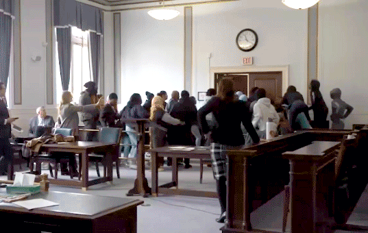 Uma briga no tribunal eclodiu após a sentença pela morte a tiros de um adolescente de Ohio