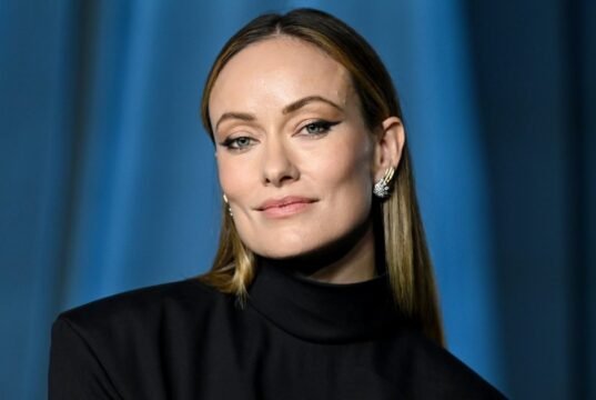 Se apresse! Os icônicos jeans Levi’s de Olivia Wilde estão à venda pela metade do preço