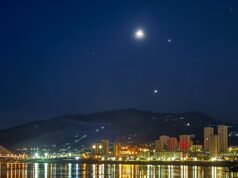 Observe o brilho de Júpiter sob a lua crescente em 26 de fevereiro