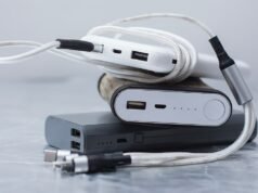 Um carregador portátil explodiu na cama, causando queimaduras químicas na mulher