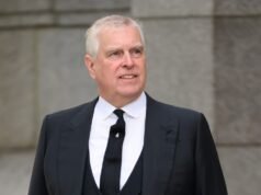 A polícia continua a revistar a antiga casa do príncipe Andrew depois que ele foi preso sob acusação de má conduta