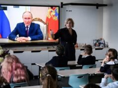 A propaganda de Putin em sala de aula inclui passos de ganso e granadas