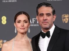 Rose Byrne pinga lantejoulas em vestido sem costas para BAFTAs com Bobby Cannavale