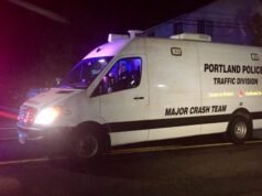 Dois gravemente feridos depois que um carro bateu em um poste na SW Capitol Hwy em Portland