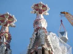 A Sagrada Família de Barcelona atinge seu auge com a cruz colocada na torre de Jesus Cristo World News