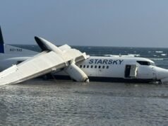 O avião acaba no oceano após um pouso de emergência e todas as 55 pessoas a bordo sobrevivem