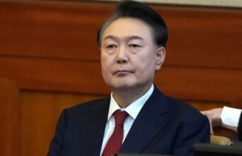 O ex-presidente sul-coreano Yoon Suk Yeol foi condenado à prisão perpétua após declarar a lei marcial em 2024 | Notícias do Reino Unido