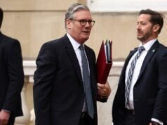 A crise de Starmer se aprofunda com demissões por conexões Mandelson-Epstein