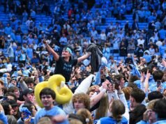 Os fãs da UNC invadiram a quadra muito rapidamente contra Duke, esvaziando os 0,4 segundos finais