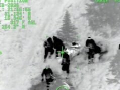 VÍDEO: Tripulação de helicóptero do Oregon resgata 2 caminhantes feridos em avalanche nas florestas de Washington