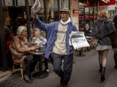 França homenageia último circulante de jornal de Paris com status equestre: NPR