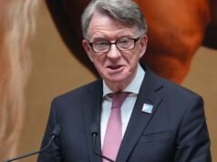 Arquivos de Epstein provocam consequências na Europa, menos nos EUA: NPR