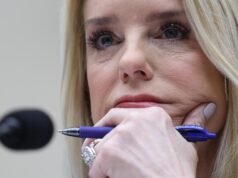 Bondi afirma que venceu a luta contra a proibição da máscara do ICE; O tribunal decidiu um caso diferente