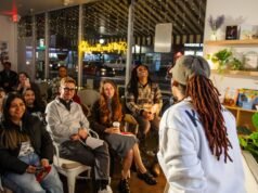 Os comediantes de Los Angeles resolvem seus problemas e lhe dão conselhos neste estridente show ao vivo