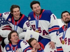 EUA derrotam Canadá pelo primeiro ouro olímpico masculino no hóquei desde 1980