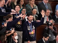 Goleiro de hóquei da seleção dos EUA recebe Medalha Presidencial da Liberdade