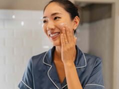 Minha mãe de 65 anos e eu trocamos hidratantes caros por este creme de retinol suavizante de pele de US$ 31