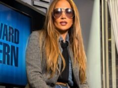 Jennifer Lopez usou jeans com punhos e botas plataforma