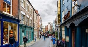 Chefes de High St alertam que a guerra no Oriente Médio aumentará os preços nas lojas após o colapso das vendas em fevereiro chuvoso