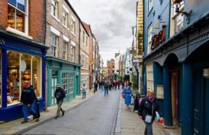 Chefes de High St alertam que a guerra no Oriente Médio aumentará os preços nas lojas após o colapso das vendas em fevereiro chuvoso
