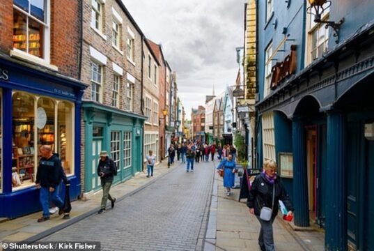 Chefes de High St alertam que a guerra no Oriente Médio aumentará os preços nas lojas após o colapso das vendas em fevereiro chuvoso