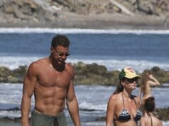 O ex-astro da NBA Blake Griffin mostra seu físico musculoso durante uma caminhada sem camisa na praia com a noiva modelo