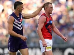 Lenda do futebol marca AFL como ‘falso durão’ por zombar da careca do rival e insultá-lo por causa de sua mãe