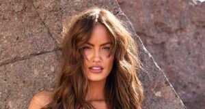 Haley Kalil surpreende na sessão de fotos da Sports Illustrated em meio a um processo judicial por comentários sobre a masculinidade do marido de uma ex-estrela da NFL