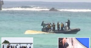 Duas pessoas morreram quando dois barcos que transportavam estudantes viraram no local de construção da base dos EUA, no sul do Japão.